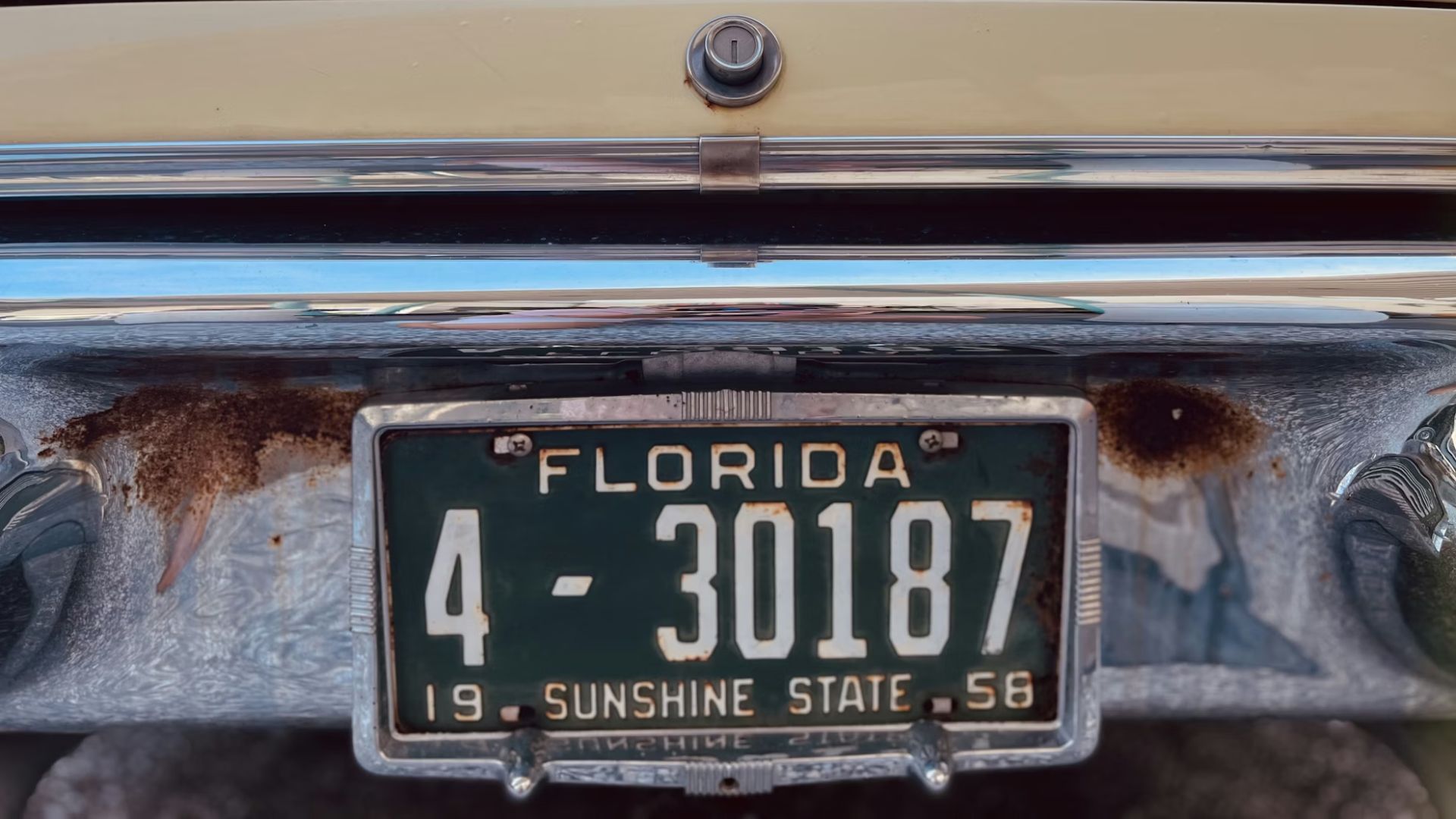 A new regulation that targets hidden or altered license plates has quietly changed what many people thought was a harmless decoration into a potential crime