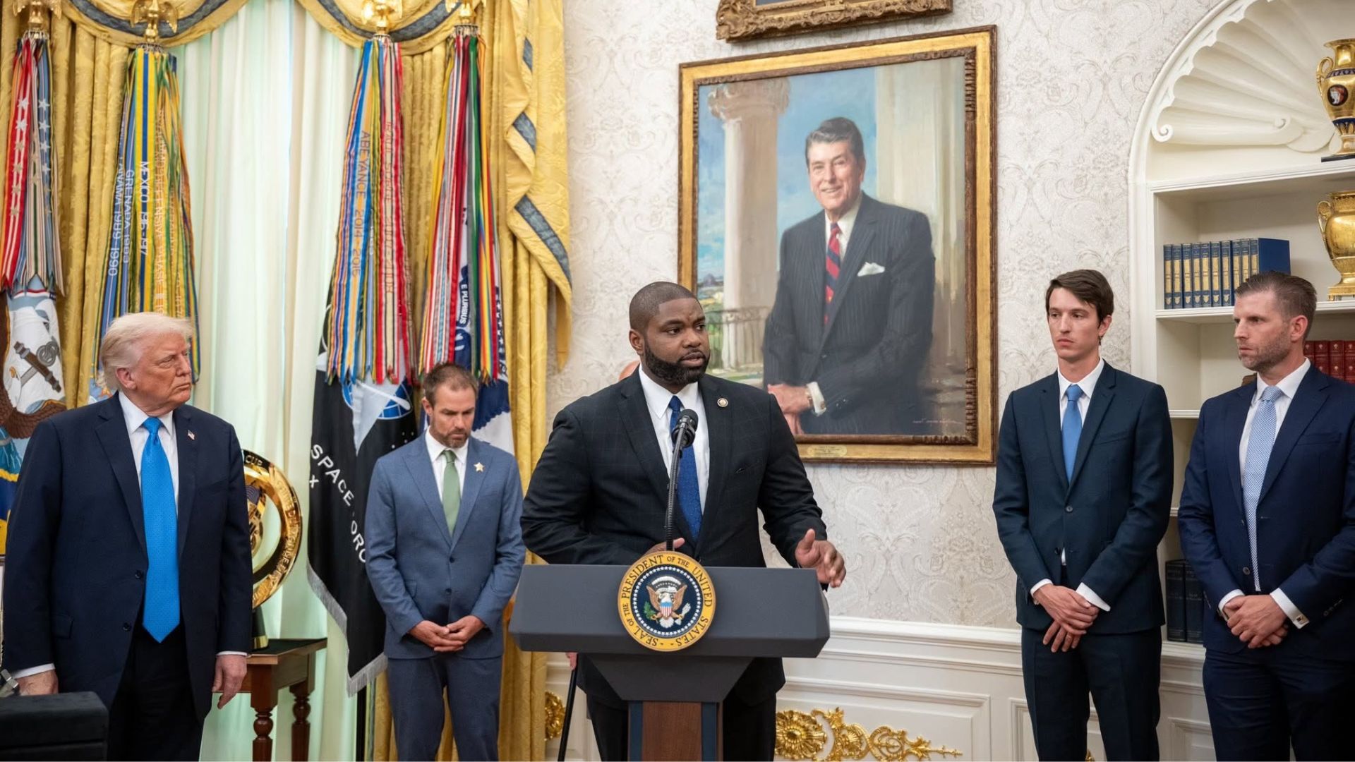 Congressman Byron Donalds of Florida publicly backed Vice President JD Vance after Vance referred allegations involving Minnesota officials to the Justice Department’s National Fraud Enforcement Division